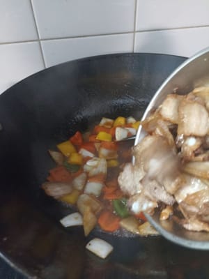 Tambahkan pork belly tadi