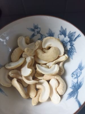 Kita belah cashew nut menjadi dua bagian sebelum di goreng atau di panggang