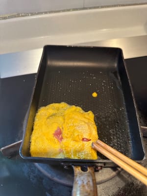 翻轉蛋液，使豬絞碎包裹四周