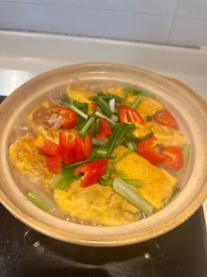 最後，加入紅辣椒、芹菜和蔥。煮熟後即可上桌！