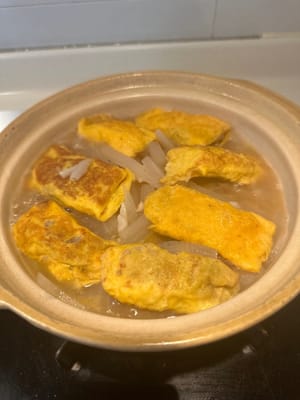 加入滾水，將蘿蔔完全浸入，蓋上鍋蓋煮10分鐘。將準備好的雞蛋餃子放在上面，開蓋煮。