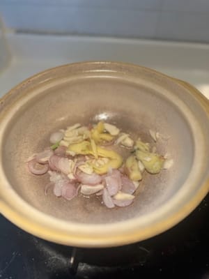 在陶罐中，將蔥、蒜和薑煎至略呈棕色
