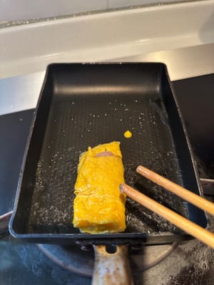 翻轉蛋液，使豬絞碎包裹四周