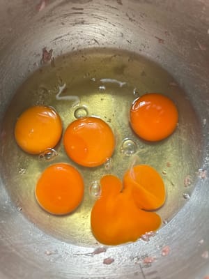 打入 5 顆雞蛋，確保徹底打散