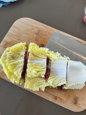 Cut the assembled beef-cabbage into chunks