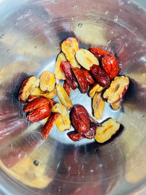 Después de remojar la cáscara de mandarina seca, ¡asegúrate de quitar toda la parte blanca del interior! De lo contrario, tendrá un sabor amargo al cocinarla. ¡No te descuides! Recuerda quitar los huesos de los dátiles rojos; así serán más fáciles de comer y menos propensos a causar calor interno.