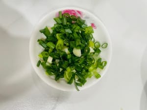 Pele y pique finamente el jengibre de arena, luego pique las cebolletas.