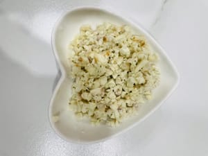 Pele y pique finamente el jengibre de arena, luego pique las cebolletas.