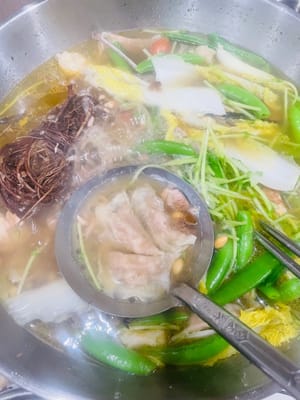 Finalmente, añade algunas verduras de temporada para completar la comida. Un plato caliente, refrescante y nada grasoso: este es el tipo de ambiente hogareño que tanto aprecian los cantoneses.