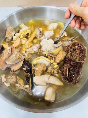 Vierte el caldo preparado en la olla caliente y vuelve a hervirlo. Agrega el pollo limpio y cocina a fuego alto durante 2 minutos. Apaga el fuego inmediatamente, tapa y deja cocer a fuego lento durante 9 minutos hasta que el pollo esté tierno y jugoso. ¡Listo para comer! Primero, disfruta de un tazón del dulce caldo y luego sumérgelo en la salsa perfecta de jengibre o ajo picado. ¡Absolutamente delicioso!