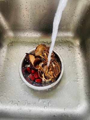 Lave los ingredientes como el melocotón de cinco dedos, la zarzaparrilla, el coco, la soja, los dátiles rojos y la cáscara de mandarina seca con agua limpia y déjelos en remojo durante al menos 2 horas. Dejarlos en remojo hasta que estén blandos permitirá que los sabores se desarrollen mejor.