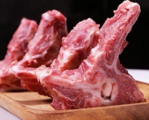 Media libra de huesos de cerdo