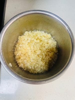 Pela y pica el ajo, vierte aceite hirviendo sobre él para que desprenda su aroma, añade un poco de salsa de soja ligera y mezcla bien. ¡Está riquísimo con pollo!