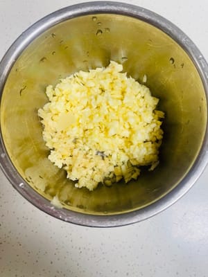 Pela y pica el ajo, vierte aceite hirviendo sobre él para que desprenda su aroma, añade un poco de salsa de soja ligera y mezcla bien. ¡Está riquísimo con pollo!