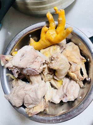 Lava la carcasa y la espina dorsal del pollo varias veces con agua limpia. Colócalas en una olla con agua fría, dos rodajas de jengibre y un poco de vino de cocina. Deja que hierva y escalda durante 5 minutos para eliminar la espuma de sangre. Retíralas y enjuágalas con agua tibia. Esto hará que la sopa quede clara y sin sabor a pescado.