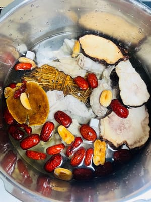 Coloca los huesos escaldados y todos los ingredientes del caldo remojado en una olla de barro y llénala de agua. Lleva a ebullición a fuego alto, luego reduce el fuego y cocina a fuego lento durante 1 hora. Si tienes prisa, usa una olla a presión y cocina durante 15 minutos después de que alcance la presión, luego deja que se libere naturalmente.

¡Aquí está el secreto! Agregar carcasa de pollo y huesos de cerdo al caldo le dará un sabor mucho más intenso que si solo usas pollo, ¡con un gusto excepcionalmente dulce y delicado!