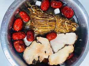 Lave los ingredientes como el melocotón de cinco dedos, la zarzaparrilla, el coco, la soja, los dátiles rojos y la cáscara de mandarina seca con agua limpia y déjelos en remojo durante al menos 2 horas. Dejarlos en remojo hasta que estén blandos permitirá que los sabores se desarrollen mejor.