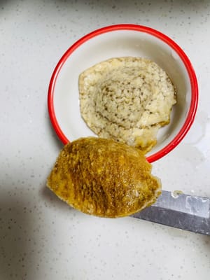 Después de remojar la cáscara de mandarina seca, ¡asegúrate de quitar toda la parte blanca del interior! De lo contrario, tendrá un sabor amargo al cocinarla. ¡No te descuides! Recuerda quitar los huesos de los dátiles rojos; así serán más fáciles de comer y menos propensos a causar calor interno.