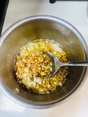 Pela y pica el ajo, vierte aceite hirviendo sobre él para que desprenda su aroma, añade un poco de salsa de soja ligera y mezcla bien. ¡Está riquísimo con pollo!