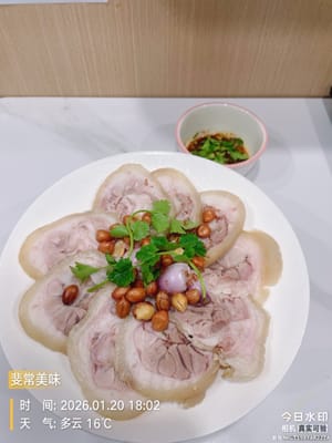 basta affettare la carne e accompagnarla con la vostra salsa fatta in casa. Ad esempio, la salsa cantonese allo zenzero (piccante e rinfrescante), la salsa di soia e cipolla multiuso (delicata e versatile) o l'appetitosa salsa all'aceto di senape (per chi preferisce un sapore più intenso) vanno tutte bene.

Questo piatto è sicuramente una star della tavola di Capodanno: fatto in casa, ricco di ingredienti ed economico!