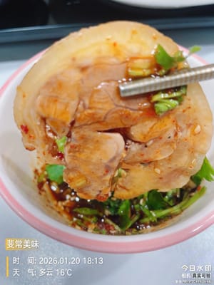 basta affettare la carne e accompagnarla con la vostra salsa fatta in casa. Ad esempio, la salsa cantonese allo zenzero (piccante e rinfrescante), la salsa di soia e cipolla multiuso (delicata e versatile) o l'appetitosa salsa all'aceto di senape (per chi preferisce un sapore più intenso) vanno tutte bene.

Questo piatto è sicuramente una star della tavola di Capodanno: fatto in casa, ricco di ingredienti ed economico!