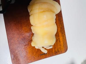 Dopo aver raffreddato gli involtini di carne nel bagno di ghiaccio, metteteli in frigorifero per un'altra mezz'ora, fino a completo raffreddamento, prima di affettarli.

Affettarli ancora caldi li farà sfaldare; conservandoli in frigorifero per farli stabilizzare, otterrete fette sottili, intatte e dall'aspetto gradevole.