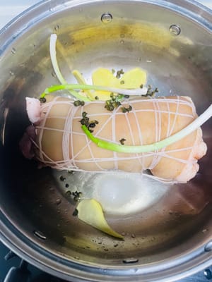 Mettere gli involtini di carne legati e le spezie in una pentola, aggiungere acqua sufficiente a coprire gli involtini di carne, portare a ebollizione a fuoco alto, togliere la schiuma in superficie e far sobbollire a fuoco basso per 45 minuti.