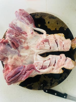 Quando acquistate le cosce di maiale, chiedete al macellaio di bruciacchiarle, raschiarle, pulirle e disossarle per voi, risparmiandovi la fatica.

Se il macellaio non riesce a farlo, trattatele come zampe di pollo disossate: usate le forbici per rimuovere l'osso, poi bruciacchiate i peli rimanenti a fuoco lento su un fornello a gas. Le parti più ossee possono essere tagliate per la zuppa.