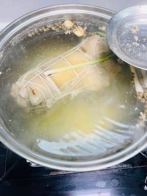 Togliere la schiuma rende il brodo più limpido ed evita che la carne diventi unta.