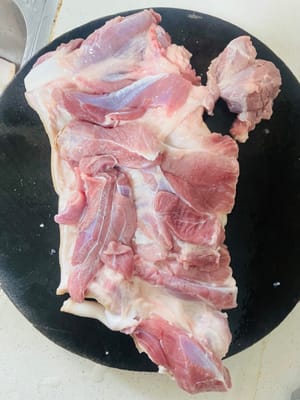 Se la parte più spessa della carne al centro risulta troppo spessa una volta arrotolata, è possibile tagliare un po' di carne magra per rendere il prodotto finito più uniforme.

Cospargere di sale o delle spezie preferite la carne di maiale preparata, arrotolarla fino a formare una coscia stretta e rotonda, avvolgerla saldamente con pellicola trasparente e lasciarla rassodare in frigorifero per 4 ore.

Marinarla in anticipo consente ai sapori di penetrare e legarla con uno spago dopo la refrigerazione aiuta a mantenere la forma.