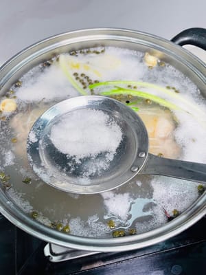 Togliere la schiuma rende il brodo più limpido ed evita che la carne diventi unta.