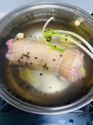 Mettere gli involtini di carne legati e le spezie in una pentola, aggiungere acqua sufficiente a coprire gli involtini di carne, portare a ebollizione a fuoco alto, togliere la schiuma in superficie e far sobbollire a fuoco basso per 45 minuti.