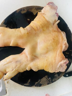 Quando acquistate le cosce di maiale, chiedete al macellaio di bruciacchiarle, raschiarle, pulirle e disossarle per voi, risparmiandovi la fatica.

Se il macellaio non riesce a farlo, trattatele come zampe di pollo disossate: usate le forbici per rimuovere l'osso, poi bruciacchiate i peli rimanenti a fuoco lento su un fornello a gas. Le parti più ossee possono essere tagliate per la zuppa.