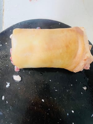 Se la parte più spessa della carne al centro risulta troppo spessa una volta arrotolata, è possibile tagliare un po' di carne magra per rendere il prodotto finito più uniforme.

Cospargere di sale o delle spezie preferite la carne di maiale preparata, arrotolarla fino a formare una coscia stretta e rotonda, avvolgerla saldamente con pellicola trasparente e lasciarla rassodare in frigorifero per 4 ore.

Marinarla in anticipo consente ai sapori di penetrare e legarla con uno spago dopo la refrigerazione aiuta a mantenere la forma.