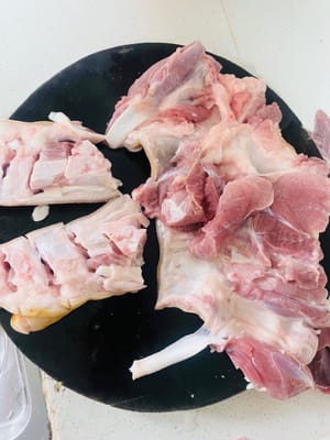 Quando acquistate le cosce di maiale, chiedete al macellaio di bruciacchiarle, raschiarle, pulirle e disossarle per voi, risparmiandovi la fatica.

Se il macellaio non riesce a farlo, trattatele come zampe di pollo disossate: usate le forbici per rimuovere l'osso, poi bruciacchiate i peli rimanenti a fuoco lento su un fornello a gas. Le parti più ossee possono essere tagliate per la zuppa.