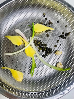 Lavare e preparare i grani di pepe di Sichuan, le fette di zenzero, i cipollotti e il cardamomo bianco. Queste spezie possono eliminare l'odore di pesce ed esaltare l'aroma, rendendo il sapore della carne più stratificato.