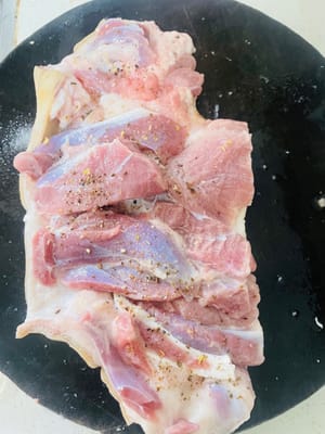 Se la parte più spessa della carne al centro risulta troppo spessa una volta arrotolata, è possibile tagliare un po' di carne magra per rendere il prodotto finito più uniforme.

Cospargere di sale o delle spezie preferite la carne di maiale preparata, arrotolarla fino a formare una coscia stretta e rotonda, avvolgerla saldamente con pellicola trasparente e lasciarla rassodare in frigorifero per 4 ore.

Marinarla in anticipo consente ai sapori di penetrare e legarla con uno spago dopo la refrigerazione aiuta a mantenere la forma.