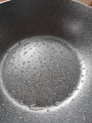 加热特氟龙锅，并倒入少许油。用钢丝钳在特氟龙锅中煎炸猪皮，注意不要太热。然后，将猪皮混合物切成薄片。