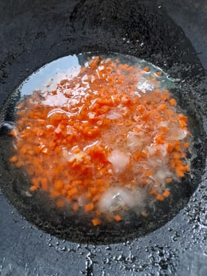 Ajouter les carottes coupées en petits carrés et l’eau (150 ml). Faire bouillir jusqu’à ce que les carottes soient tendres. Bien mélanger.