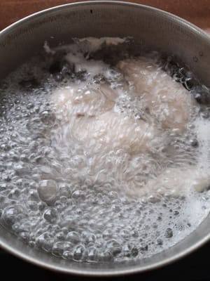 将鸡柳煮熟，然后沥干。