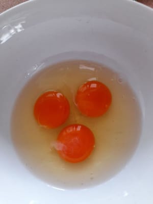 如何制作面皮：

将鸡蛋打入碗中，然后

将鸡蛋、面粉、水（250 毫升）和盐搅拌均匀。搅拌至混合物顺滑（可以过滤），然后加入食用油。
