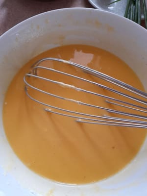 Préparation de la peau :
Casser l’œuf dans un bol, puis
Mélanger l’œuf, la farine, l’eau (250 ml) et le sel jusqu’à obtenir un mélange homogène. Remuer jusqu’à obtenir une consistance lisse (vous pouvez le passer au chinois), puis ajouter l’huile de cuisson.