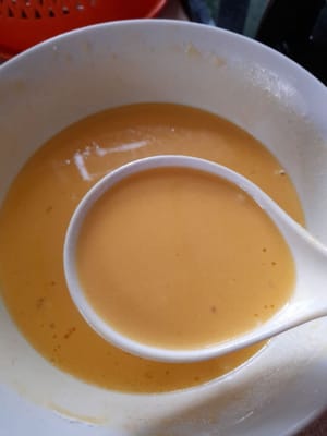 加热特氟龙锅，并倒入少许油。用钢丝钳在特氟龙锅中煎炸猪皮，注意不要太热。然后，将猪皮混合物切成薄片。