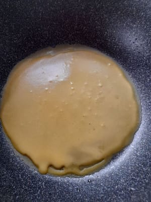 Chauffez une poêle en Téflon et graissez-la légèrement avec de l’huile. Faites cuire la peau dans la poêle en Téflon à l’aide d’un coupe-fil, sans la laisser trop chauffer.
Ensuite, coupez finement le mélange de peau.