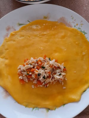 Prendre 1 feuille de pâte garnie des ingrédients de la garniture.