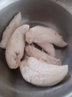 Faire bouillir le filet de poulet jusqu'à ce qu'il soit cuit puis égoutter.