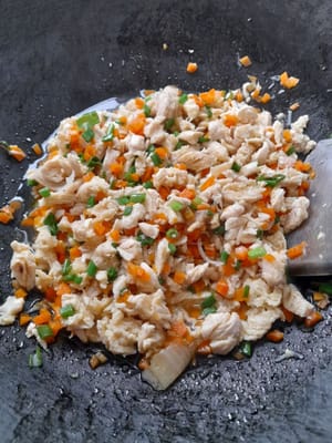 Ajoutez le poulet bouilli et haché et les oignons nouveaux, remuez bien. Ajoutez le sucre semoule, le bouillon de poulet Royco, le poivre moulu et le sel. Ajustez le goût.