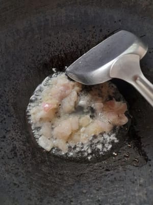 Faites chauffer 1 cuillère à soupe d'huile de cuisson, faites revenir les échalotes et l'ail jusqu'à ce qu'ils soient parfumés.