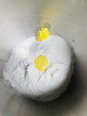麵團攪拌:將麵團材料放入麵包桶,攪拌至八成膜狀態。關鍵在於控制出面溫,別超28°C,夏天用冰水、冬天用溫水嚟調節 。