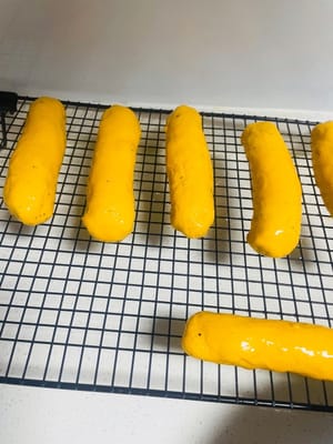 Remoje la masa de pan en agua con lejía durante 30 segundos por cada lado, luego desmolde y déjela reposar 1 minuto.
Agregué una foto del pan de calabaza con lejía en este paso porque olvidé tomar una.